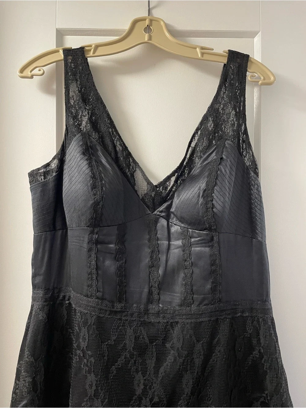Simon Chang Black Lace V-Neck Pleated Midi Dress - Picture 5 of 15